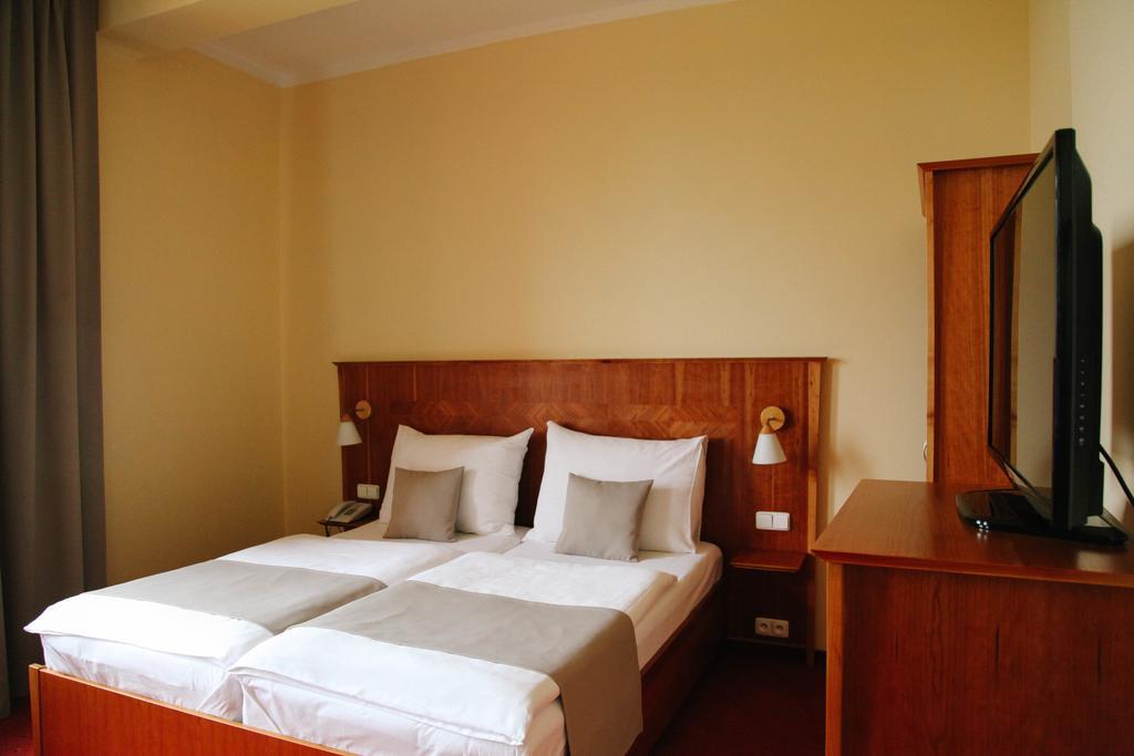 Hotel Plaza Mladá Boleslav Esterno foto