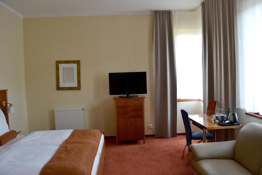 Hotel Plaza Mladá Boleslav Esterno foto