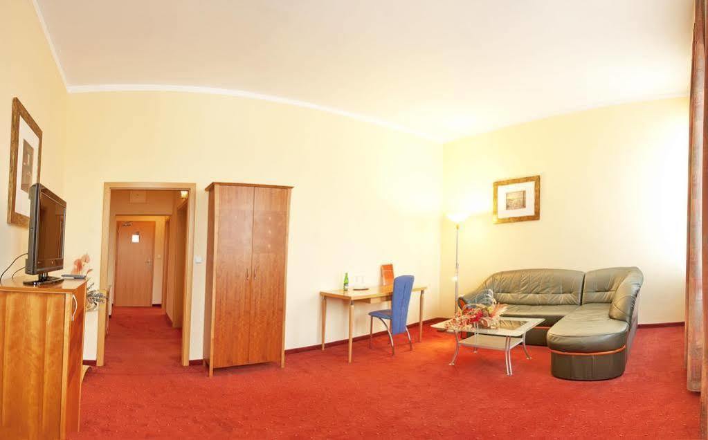 Hotel Plaza Mladá Boleslav Esterno foto